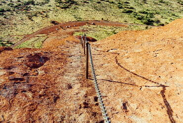 Ayers Rock - ein Blick zurck whrend des Aufstieg entlang der Fhrungskette