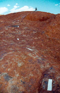 Ayers Rock - oben auf - eine gestrichelte Linie bernimmt die Fhrung