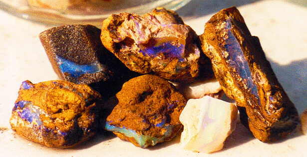Opals der farbintensive glasige Einschlu ist gefragt - unter Wasser aufbewahrt behlt er die Intensitt und Schnheit