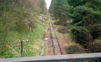 (c)KPKproject - Auf der Wanderstrecke - Brcke ber eine alte Eisenbahnstrecke