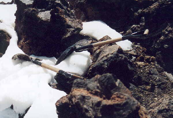 (c)2002 KPKproject - unterwegs nach oben - Schaufeln unter sich - die Schneebahner fr morgen