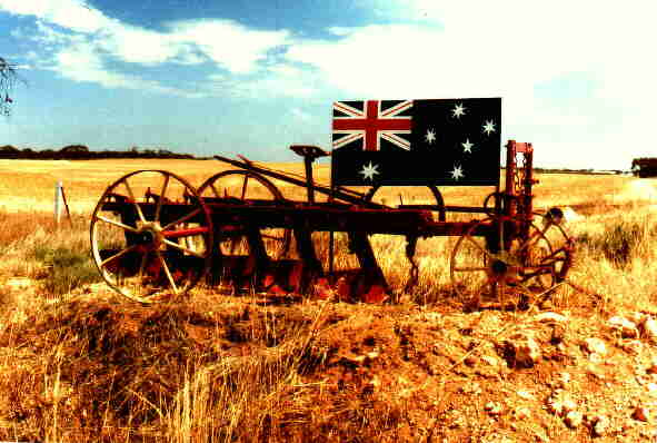 (c) KPKproject - Landmaschine mit Flagge - Einfahrt zu einer Farm