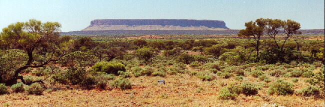 Mount Connor an der Zufahrt zum Ayers Rock Resort - Lasseter Highway