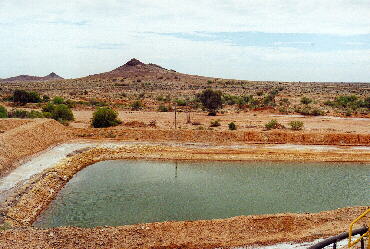 Broken Hill - Pinnacle Mine - knstlicher See vor der Pinnacle-Kulisse