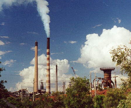 Mt. Isa ein Blick auf eine der Stollenlftungsanlagen und Smelterkamine