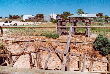 Mungo NP - Visitor Center und ehemalige Cattle Station (vorne)