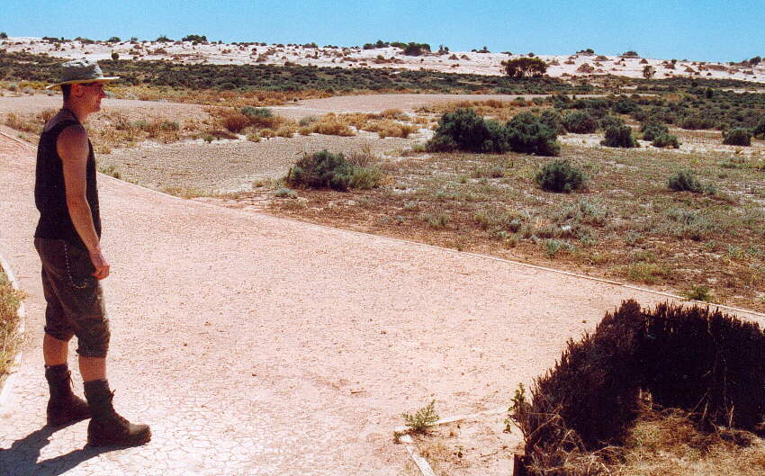 Mungo NP - Sicht auf die Wall of China oder Richi fast schon ein Ranger