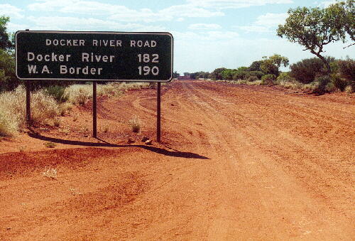 Zwischen den Olgas und dem Ayers Rock die Gravelroad in den goldenen Westen