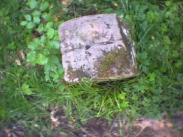 (c)2002 KPKproject - Besenfeld - 2002 - Grenzstein - Draufsicht von oben