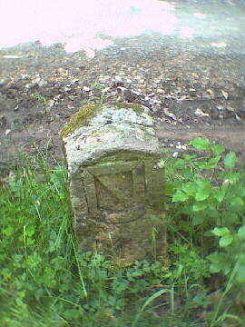 (c)2002 KPKproject - Besenfeld - 2002 - Grenzstein - von hinten