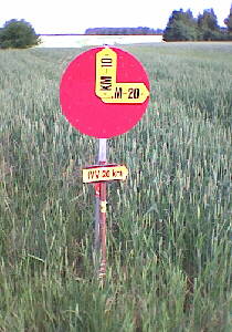 Haigerloch-Hart - 17.06.2001 - Streckenteilung: 10 oder 20km - die Uhr zeigt was die Kilometer schlagen