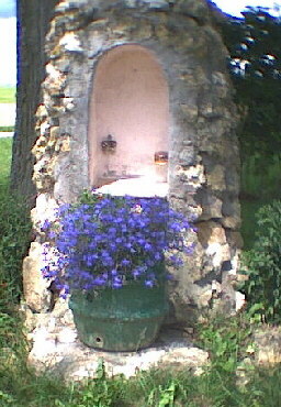 Heinstetten - ein Feldkreuz mit Grotte und Bierfsschen - ein Schnappschuss wert!
