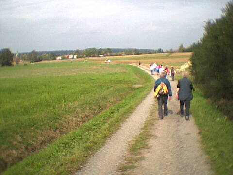 (c)2002 KPKproject - IVV-Wanderung  - Hildrizhausen - dem Ziel entgegen