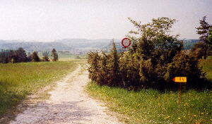 Onstmettingen - weg vom Kontrollpunkt leicht bergab in eine herrliche Landschaft