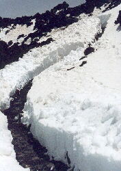 (c)2002 KPKproject - unterwegs nach oben - zwischen Schneemassen dem Ziel entgegen