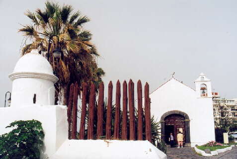 (c)2002 KPKproject - Puerto de la Cruz - an der Strandpromenade Kapelle San Telmo