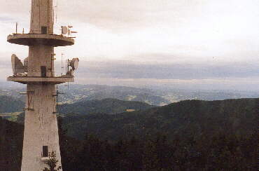 Brandenkopf - der Blick durch die Verglasung des Aussichtsturm nach dem Aufstieg