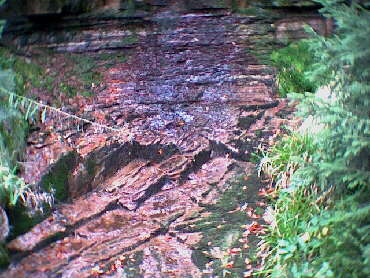 Huzenbach See - ein Stck Wand unter dem zu berquerenden Wasserlauf