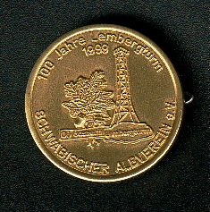 Diese Gedenkanstecknadel kann man kaufen !!! Ein Muss!
