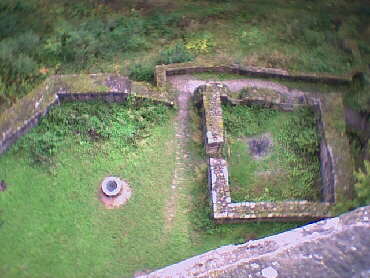 Pfalzgrafenweiler - Die Mantelburg - on the top - die Burganlage mit Brunnen