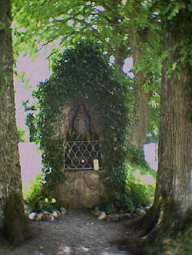 Madonnen-Grotte an der Kirche in Hausen