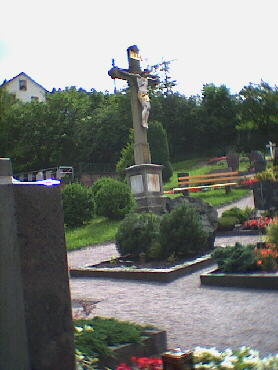 Kreuz auf dem Friedhof bei der Kirche