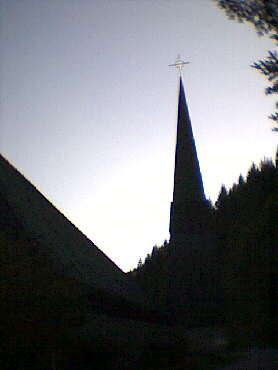Kirchturm in Tannenbaum-Form kurz vor dem Ziel