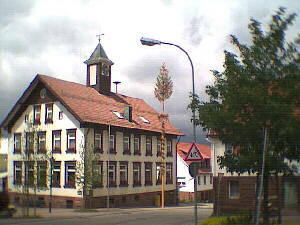 Salmbach auf der Strecke-7 gelegen prsentiert sich mit einem Maibaum